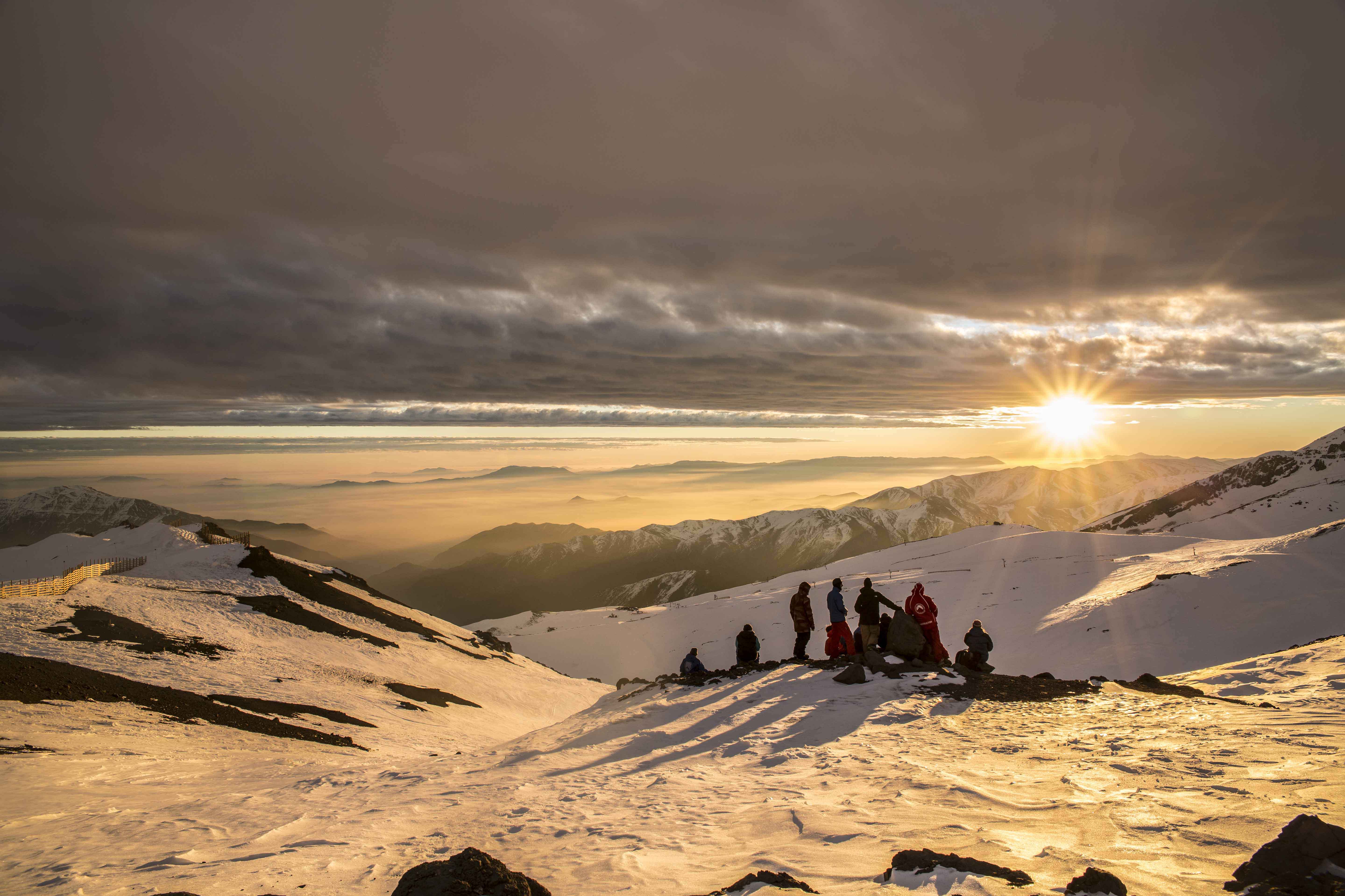Uno de los placeres que tiene la montaña es disfrutar esa puesta de sol cada tarde junto a los amigos, Foto tomada en el Centro de ski El Colorado, Farellones.