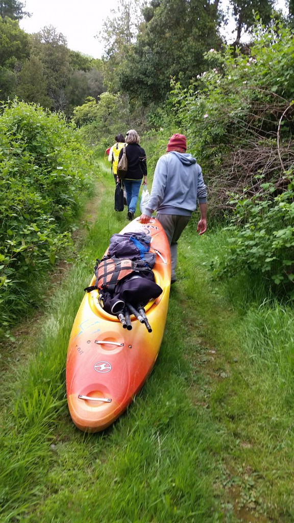 Al interrumpir las represas nuestro descenso por el río, nos vimos obligados a transportar por tierra los kayaks y el equipo.