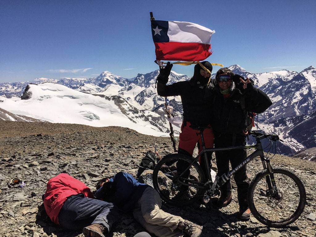 Claudio y Rodrigo felices junto a la bandera chilena, en la cumbre del Cerro El Plomo, a 5.424 msnm