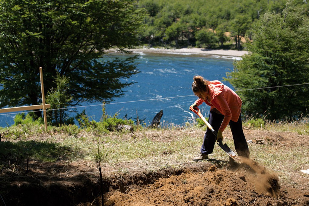 Voluntario de Somos Nativos preparando el suelo donde se levantaría el refugio que construiríamos en al Parque