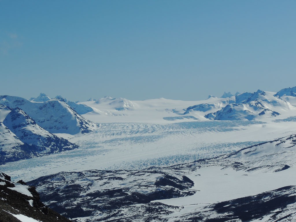 Primera vista del majestuoso Glaciar Tyndall, parte de Campo de Hielo Sur, durante el intento a cumbre en el día 2 de expedición.