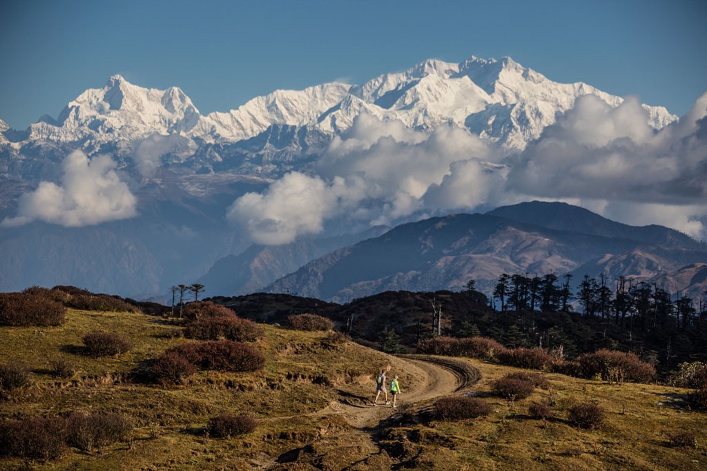 El Kanchenjunga es la tercera montaña más alta del mundo y se ve durante gran parte de la carrera, que manteniéndose en una altitud de poco más de 3000 msnm nos deja admirar siempre este imponente ochomil. Al medio: Rimbik es un pueblo de montaña y meta de la maratón del tercer día de carrera, donde todo el trazado es cuesta abajo, probando la resistencia de los corredores