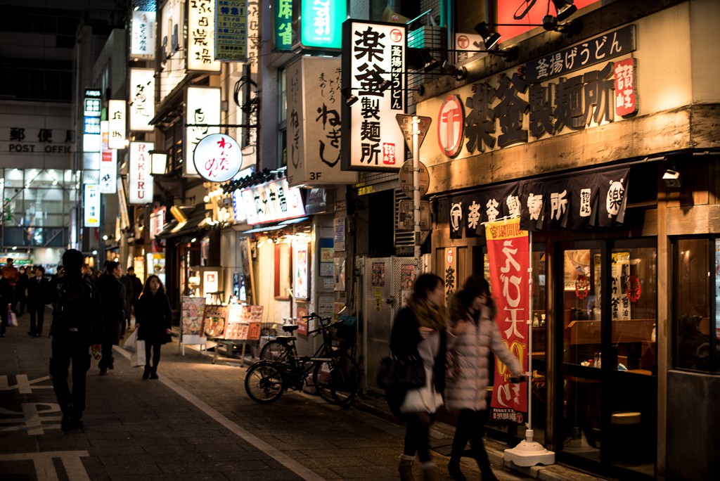 Cae la noche y las luces de neón se encienden por todo Tokyo: restoranes, tiendas, bares, la ciudad esta llena de vida.
