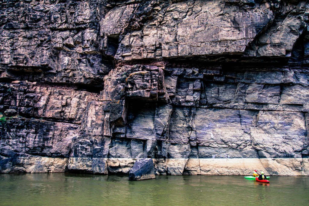                     Apreciando la magníficas formaciones rocosas del río Verde en su confluencia con el río Yampa. Esta sección del río podría encontrarse bajo un embalse, pero fue protegida en los años 60 por activistas del Club Sierra quienes lucharon por la libertad del río. Fotografía: Kirk Rasmussen