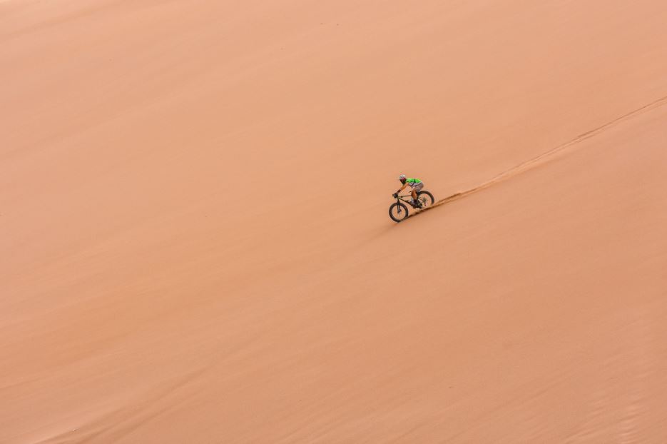 Arriba: Jonatha desafía la Fatboy descendiendo las dunas del Valle de la Muerte con relativa facilidad gracias a sus ruedas anchas.