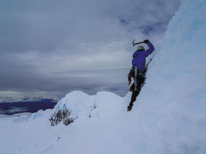 Matias Prieto escalando el hongo de hielo que da acceso a la última cumbre inescalada que logró la expedición, el cerro ACGM