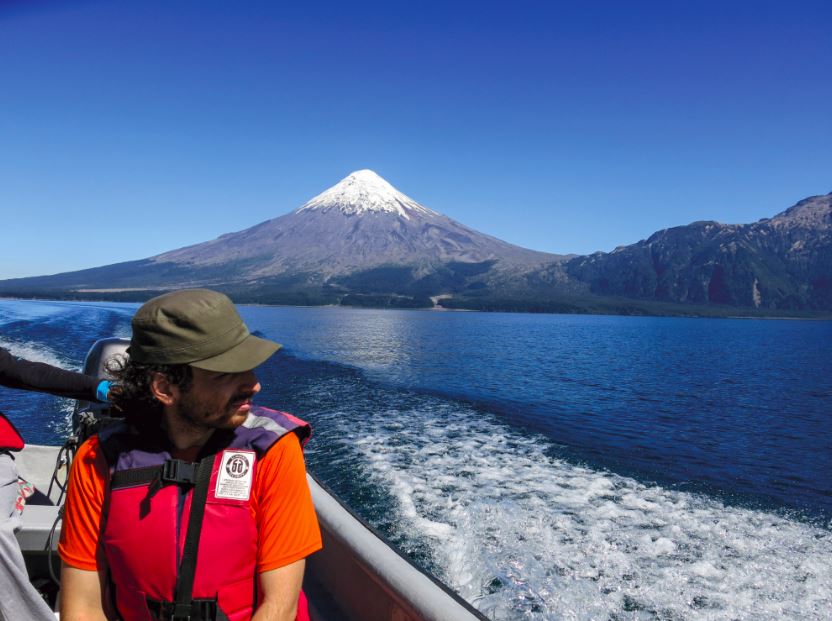 Cruzando desde Puerto Petrohué hasta Puerto Rincón, en la lancha de Renata. Al fondo el volcán Osorno. 