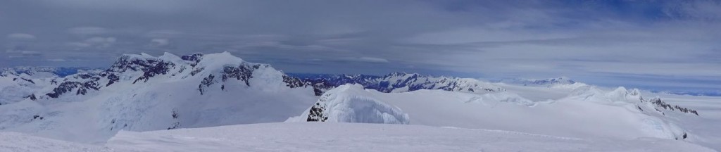 Vista desde la cumbre principal del Cerro Horacio Toro hacia el sureste, donde se aprecia la cumbre sur, el cerro ACGM y toda la continuación del Cordón Escondido