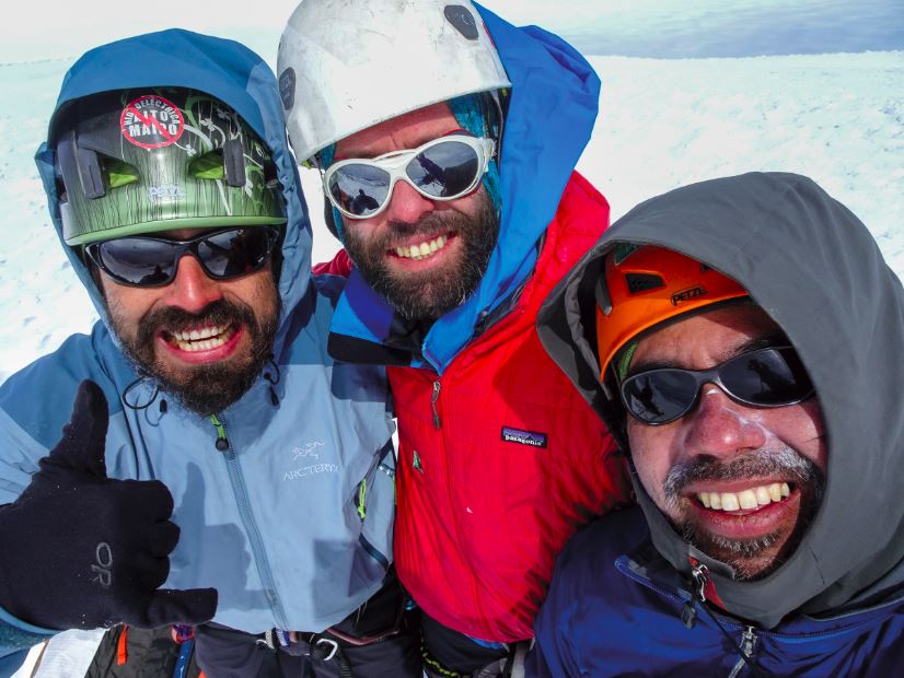 Felices en la cumbre del cerro Horacio Toro, Felipe González, Matías Prieto y Darío Arancibia.