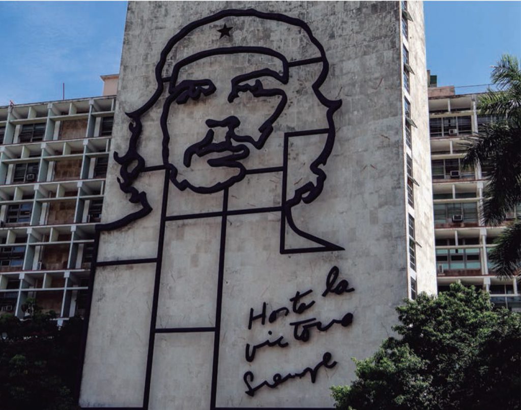 Che Guevara. En honor a su rol en la revolución Cubana. Cerca de 60 años después el gobierno sigue celebrando la revolución como si fuese reciente.