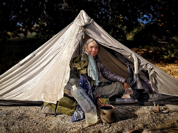 Imagen de una mujer en una carpa en uno de los puntos del Pacific Crest Trail.