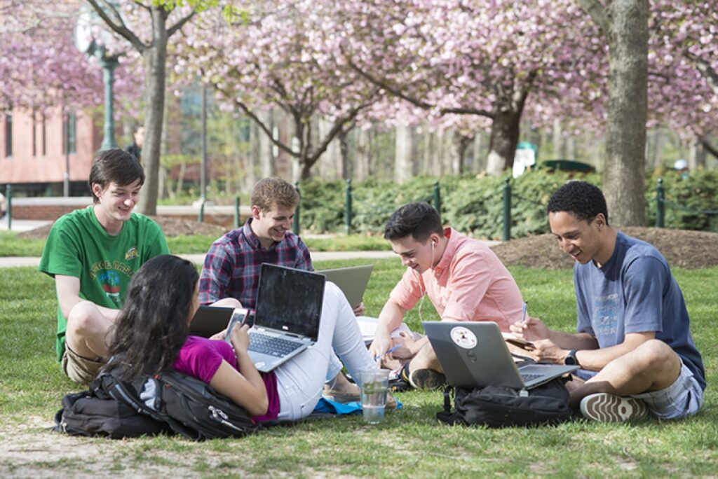 Qué impacto tiene la deserción universitaria en Chile y cómo evitarla desde primer año